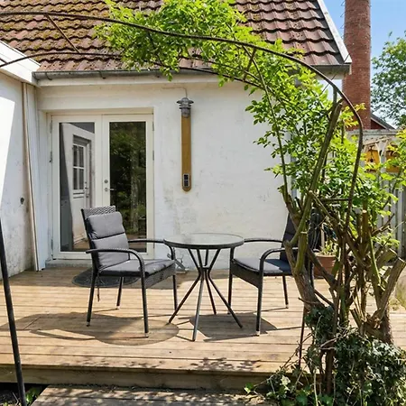 4 Bedroom Gorgeous In Holiday home *